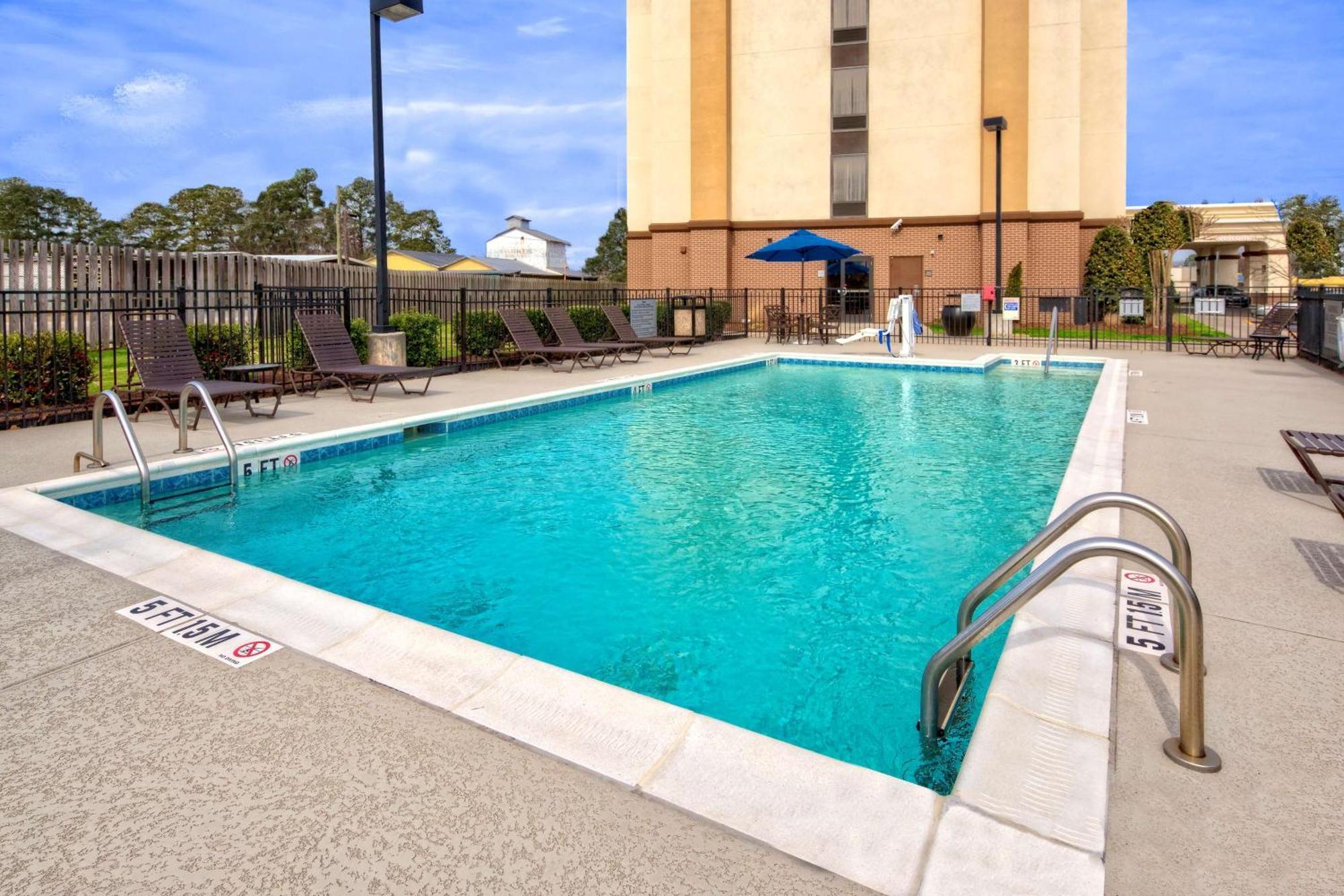 Hampton Inn Dunn Bagian luar foto