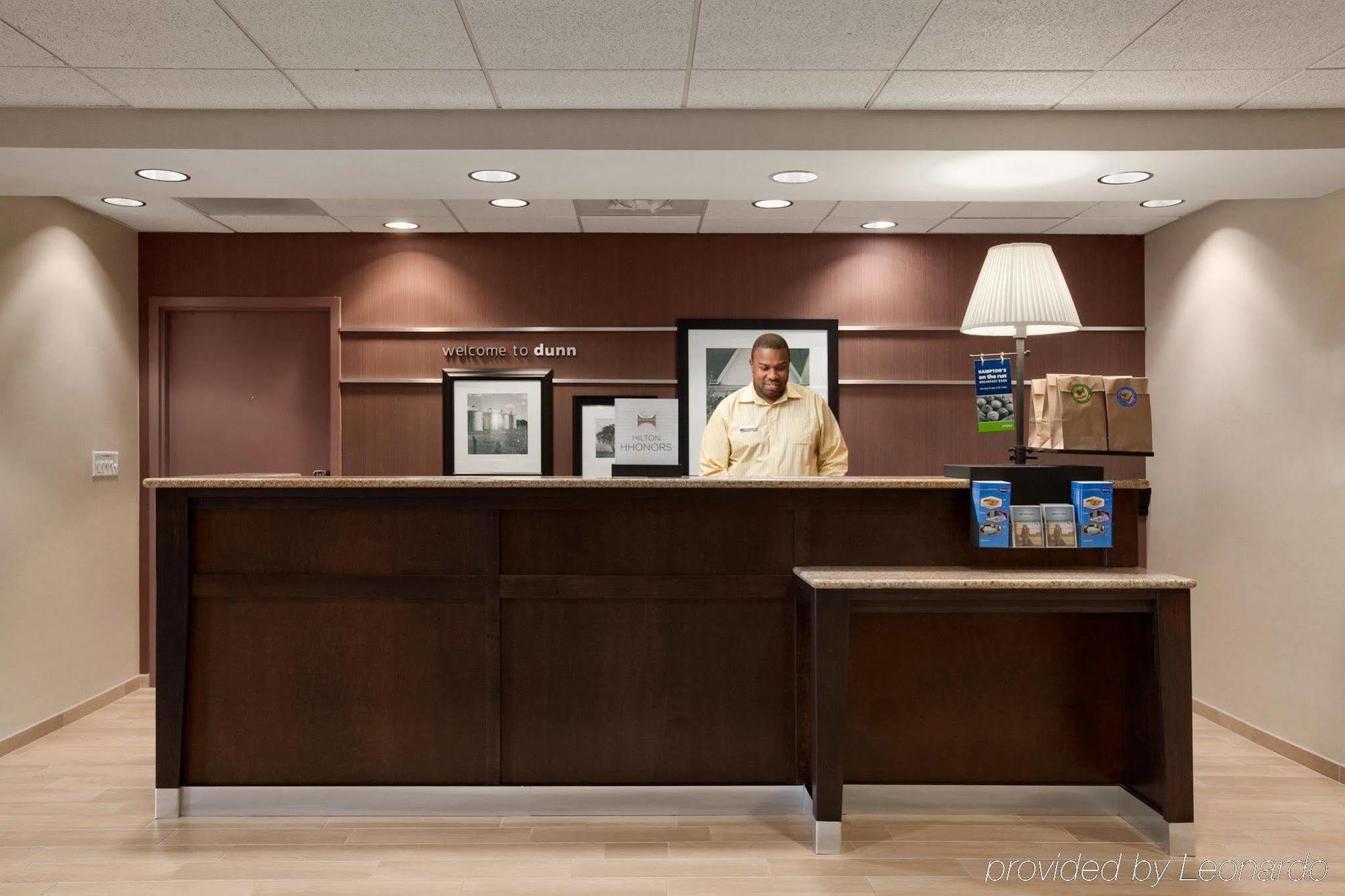 Hampton Inn Dunn Bagian luar foto